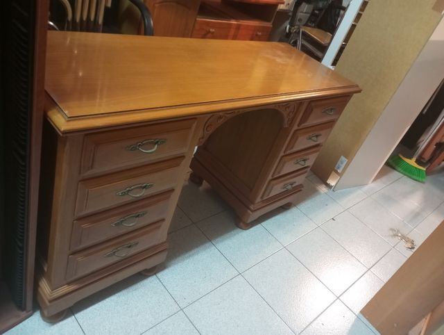 Escritorio de pino con cajones