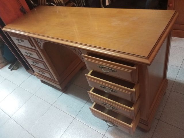Escritorio de pino con cajones