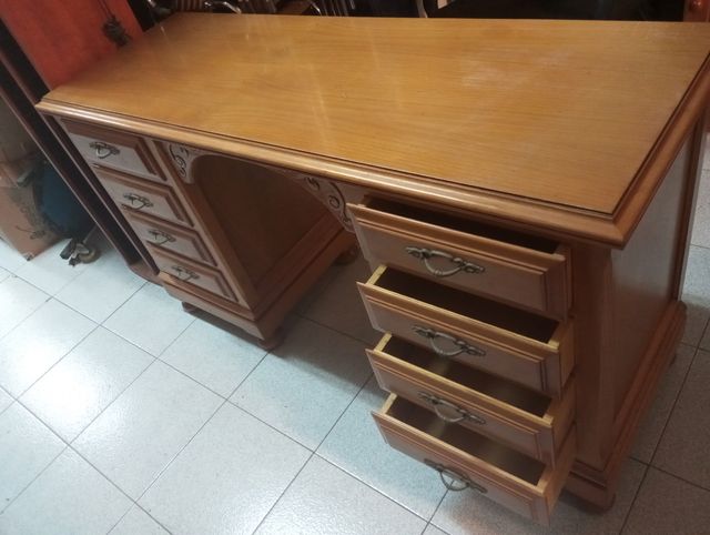 Escritorio de pino con cajones