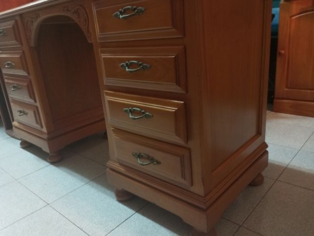 Escritorio de pino con cajones