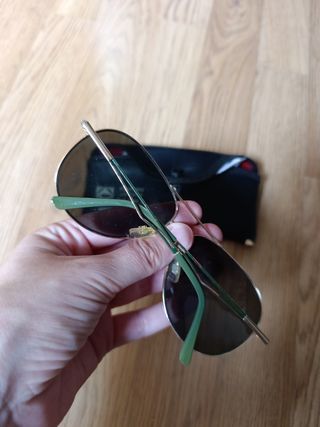 Gafas de sol aviador doradas y verdes