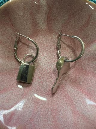 Pendientes aro candado y llave plateados