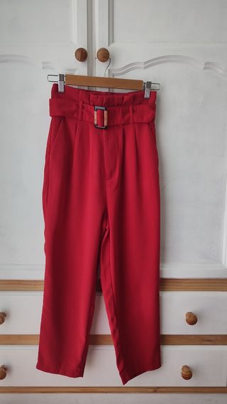 Pantalón de vestir rojo con cinturón (T.34)