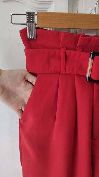 Pantalón de vestir rojo con cinturón (T.34)