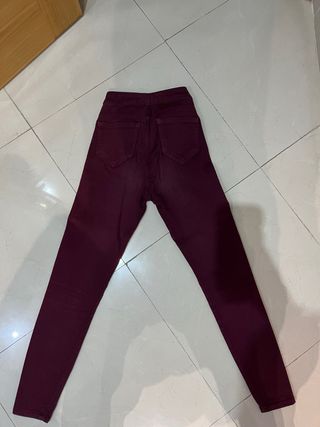 Pantalón vaquero Bershka granate