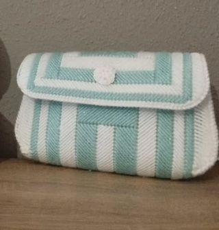 Bolso de crochet azul y blanco