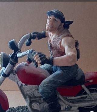 Figura Motero en Moto Harley Davidson.24largo17cmA