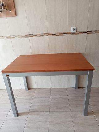 Mesa de cocina extensible madera y metal.