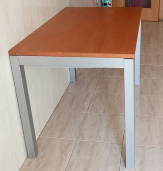 Mesa de cocina extensible madera y metal.