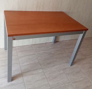 Mesa de cocina extensible madera y metal.