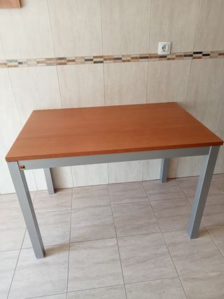Mesa de cocina extensible madera y metal.
