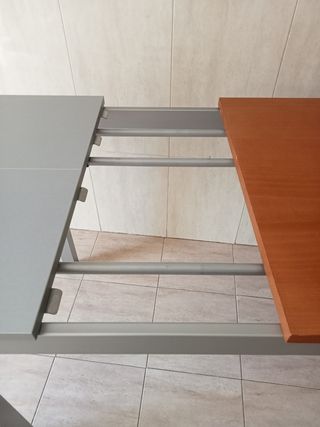 Mesa de cocina extensible madera y metal.
