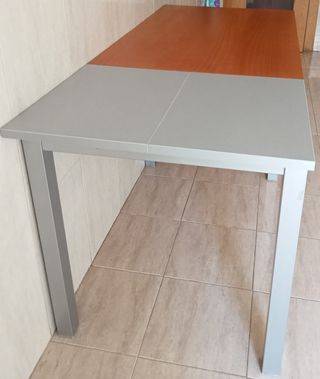 Mesa de cocina extensible madera y metal.