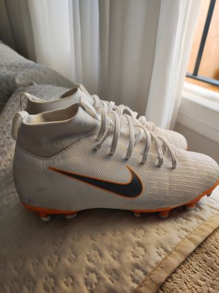 Botas de fútbol Nike 8€ blancas y naranjas talla 
