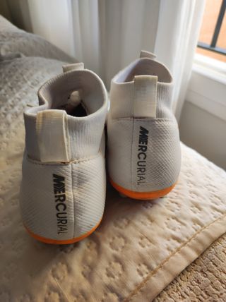 Botas de fútbol Nike 8€ blancas y naranjas talla 