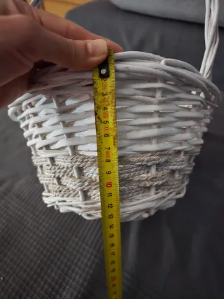 Cesta de mimbre blanca con asa