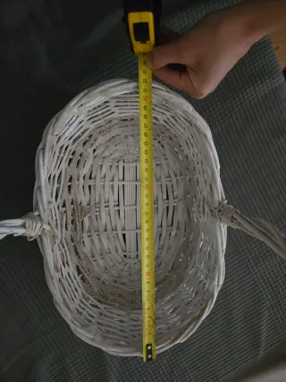 Cesta de mimbre blanca con asa