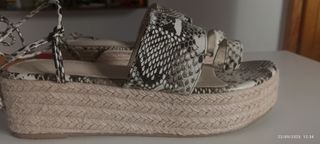 Sandalias de dedo con cuña y atar