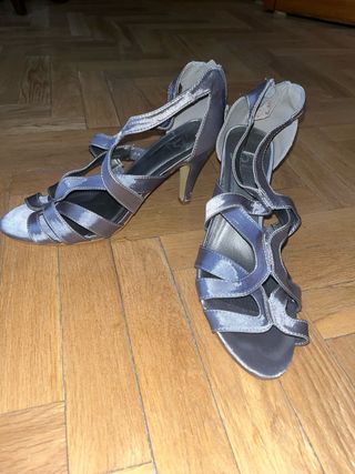 Zapatos de tacón plateados de tela