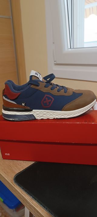 Zapatos casuales Xti marrones y azules