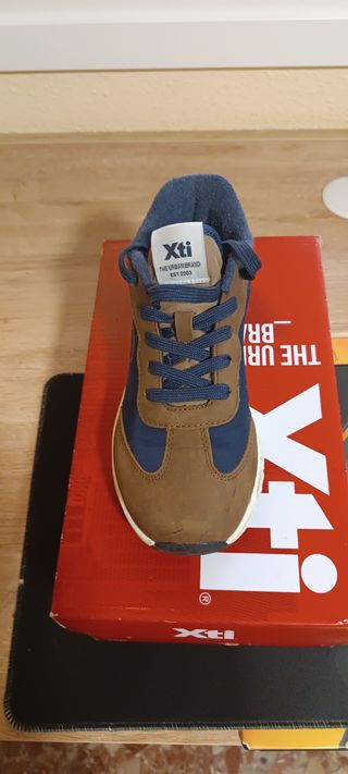 Zapatos casuales Xti marrones y azules
