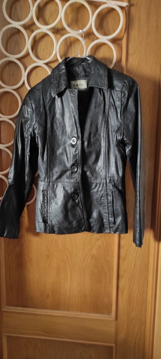 Chaqueta de piel F & Co negra