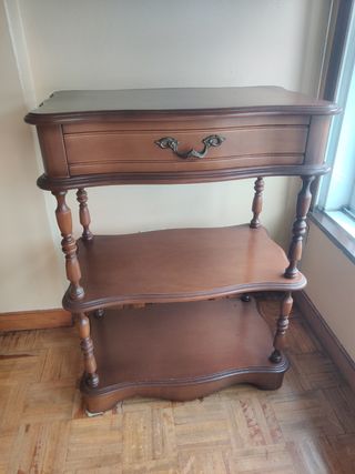 Estantería de madera clásica con cajón
