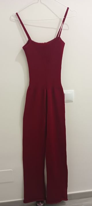 Mono rojo de tirantes