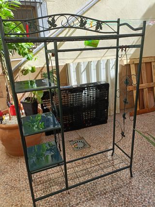 Mueble de hierro con estantes