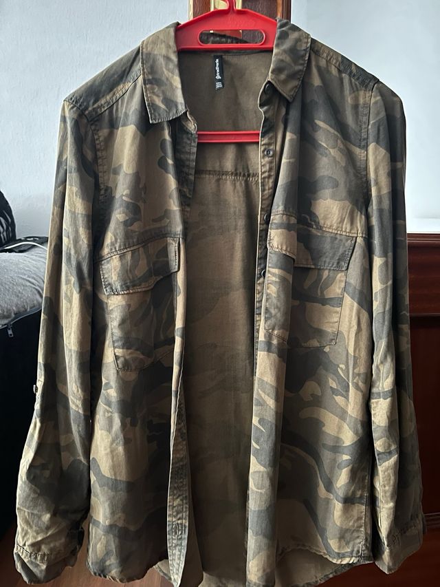 Camisa militar Stradivarius verde militar