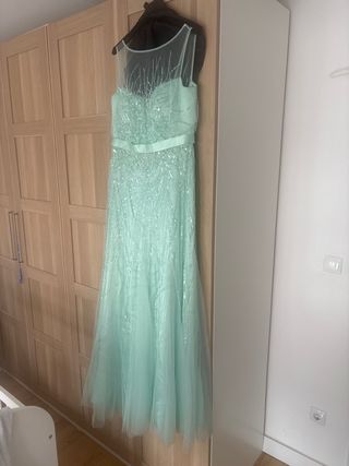 Vestido largo verde con pedrería