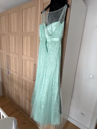 Vestido largo verde con pedrería