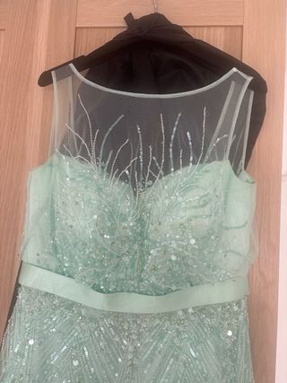 Vestido largo verde con pedrería