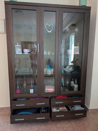 Vitrina de madera con cristal