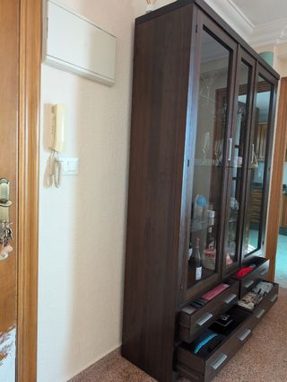 Vitrina de madera con cristal
