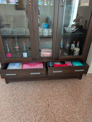 Vitrina de madera con cristal