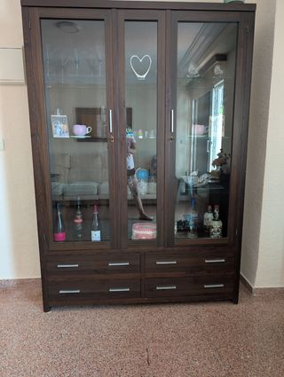 Vitrina de madera con cristal