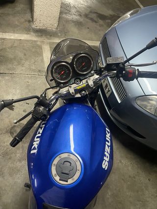 Suzuki GS500 Azul de año 2002 en buen estado
