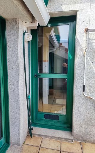 Puerta de aluminio verde