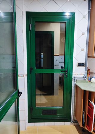 Puerta de aluminio verde