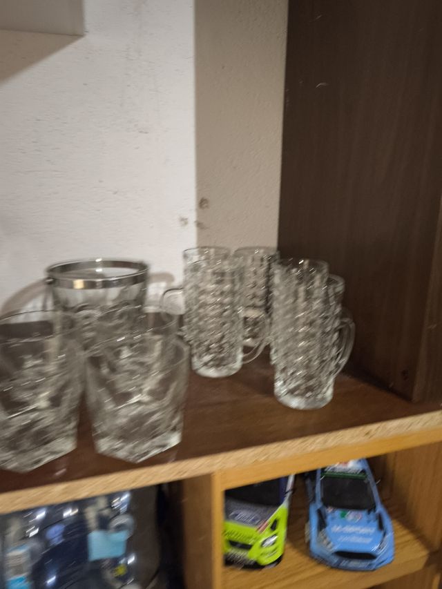 Juego de vasos y jarritas de cristal