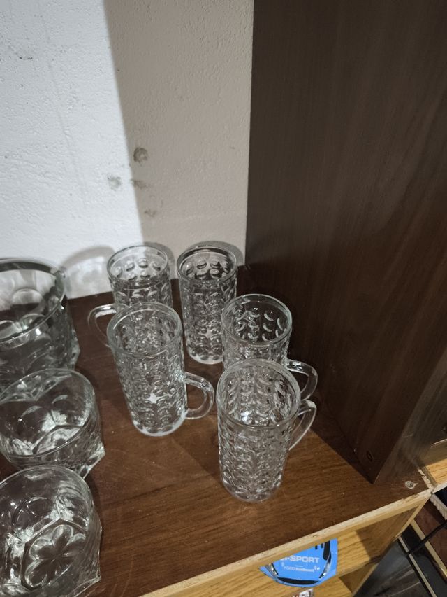 Juego de vasos y jarritas de cristal