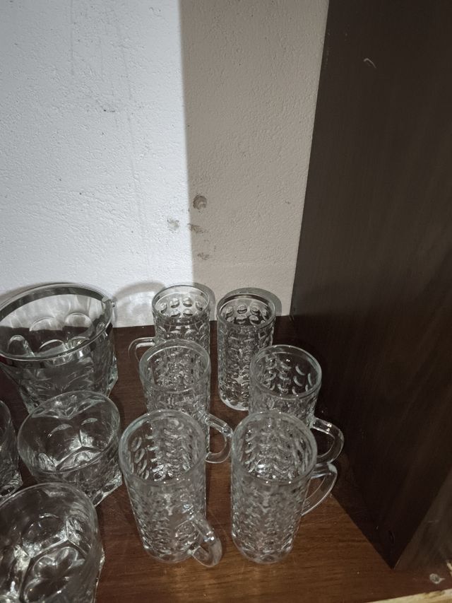 Juego de vasos y jarritas de cristal
