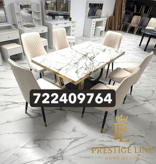 Mesa de comedor ovalada y sillas de terciopelo