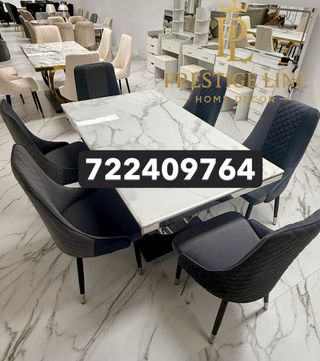 Mesa de comedor ovalada y sillas de terciopelo