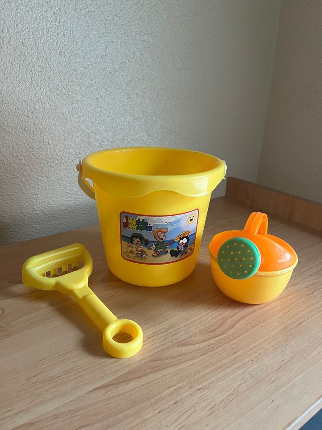 Set de playa amarillo con cubo y regadera