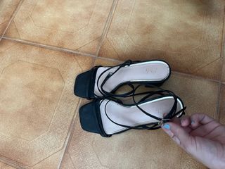 Sandalias de tacón bajo negras