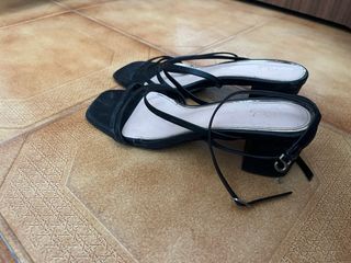 Sandalias de tacón bajo negras