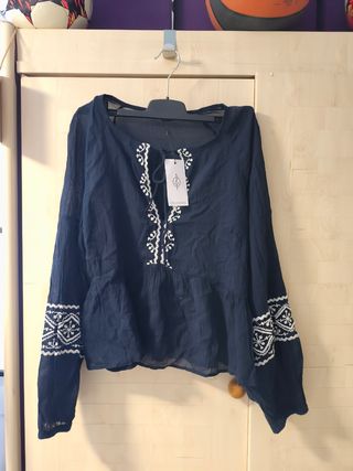 Blusa Stradivarius azul bordada talla M