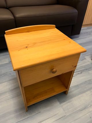 Comodino in legno con cassetto e vano